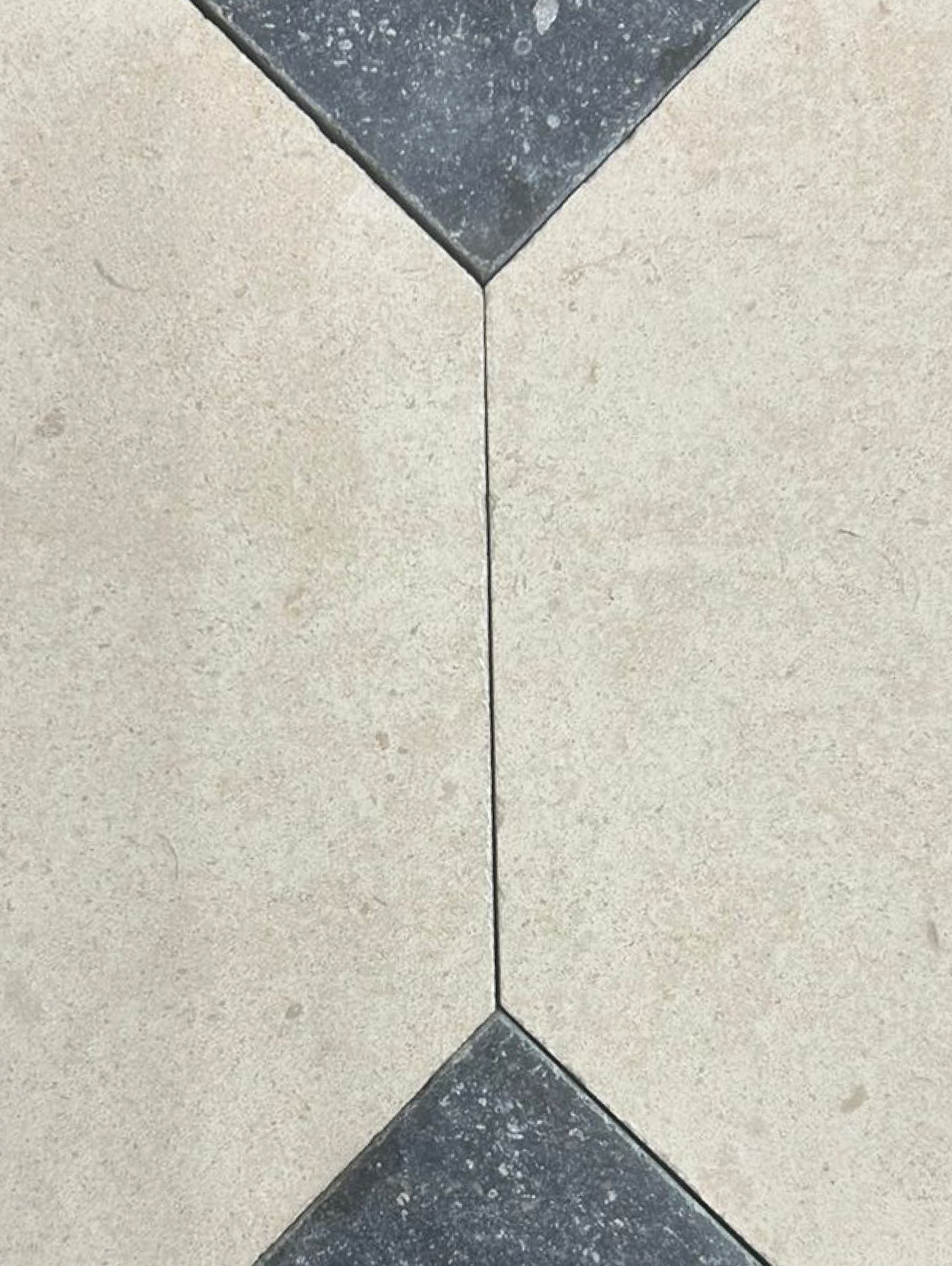 Limestone Frances Clair Luguet en patrón con cabuchones