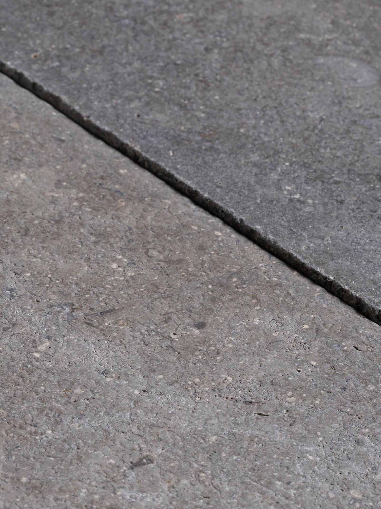 Limestone Egipcio Gem Grey Dark Acid Tumbled