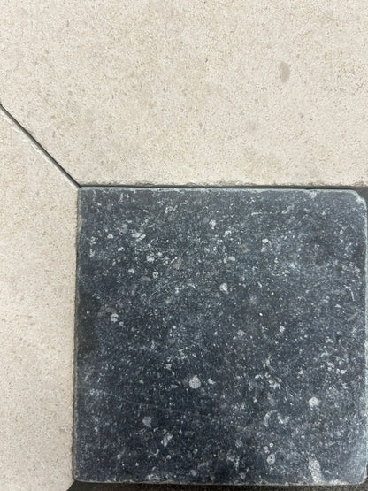 Limestone Frances Clair Luguet en patrón con cabuchones